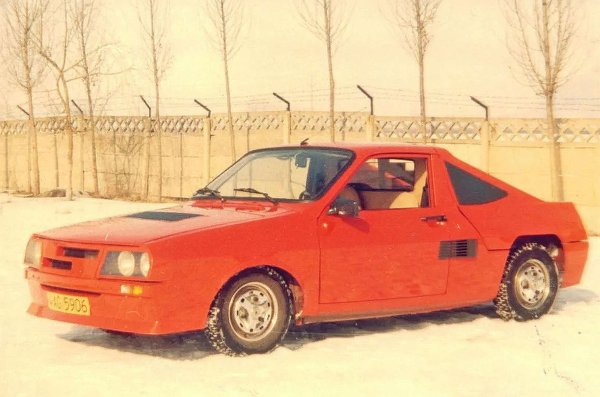 Инженерът Николае Космеску (1950-2020) преследва детската си мечта да построи спортна кола със средно разположен двигател и резултатът е MD87. Каросерията му идва от Dacia Sport, докато двигателят е преместен отзад, а жилото на съединителя става дълго три метра. Името идва от съпругата на Космеску (Моника) и неговия син (Драгос). 87 се отнася за годината, през която колата е планирана за пускане на пазара. Дизайнът й е малко странен, уж е вдъхновен от Ford GT40. 